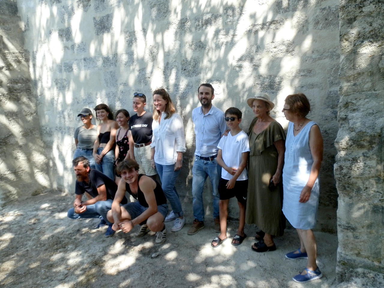 L'équipe des bénévoles avec Christine Merlin-Chabot, Monique Rousset et Rémi Castets devant le mur du clocher.