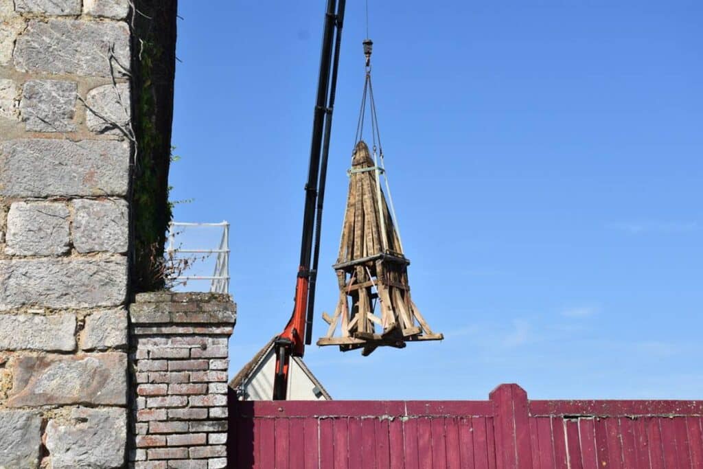 , Le clocher de l’église de Mévoisins a été retiré pour être restauré